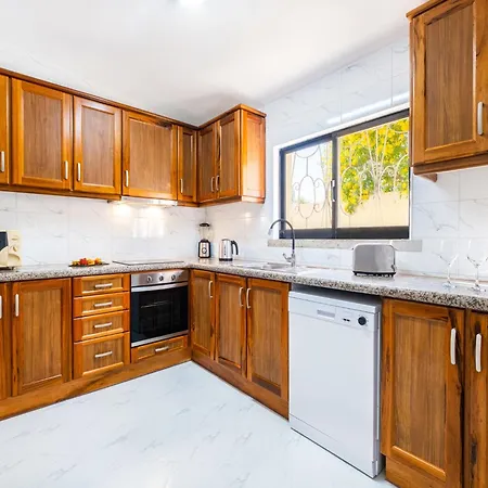 Villa Villa In Albufeira Near Beaches And Nightlife